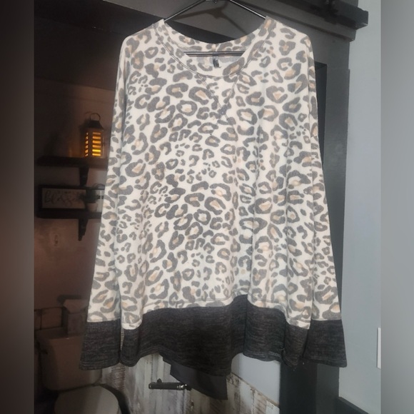 glitzy girl Tops - Leopard Print Women's Sweatshirt